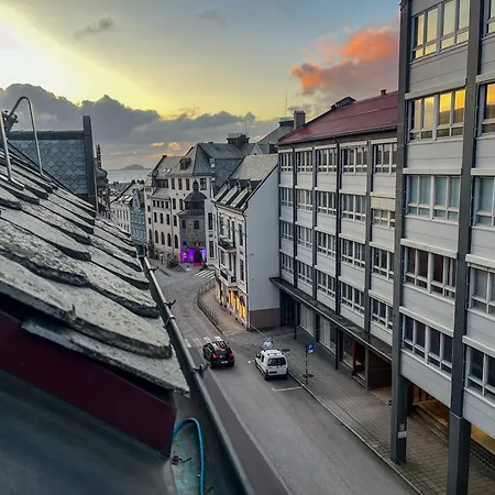 Parken Central - Downtown Home With 2Br, Balcony, Private Parking And Elevator Ålesund Exterior photo