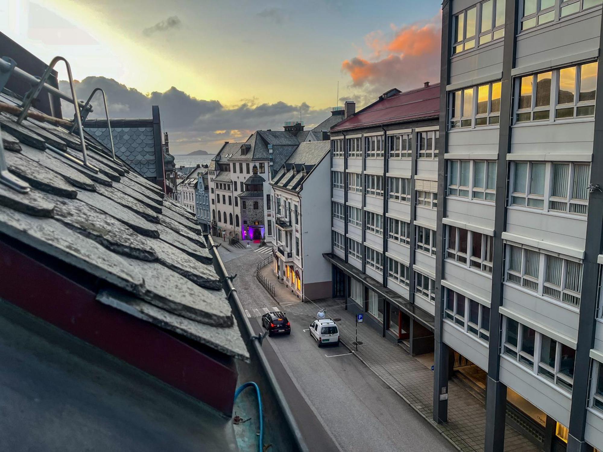 Parken - Downtown With 2br, Balcony, Private Parking And Elevator * Ålesund